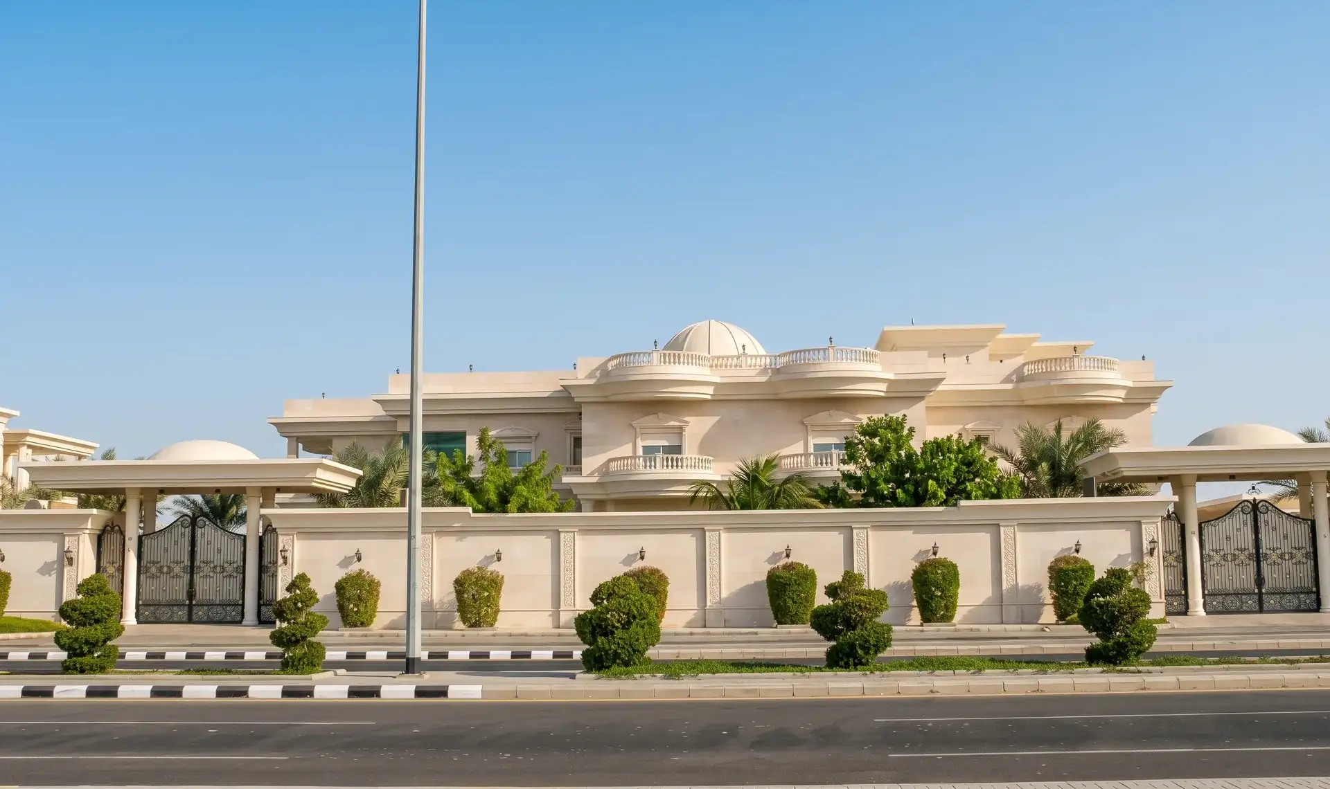سور وواجهة قصر بقباب وبوابات حديد