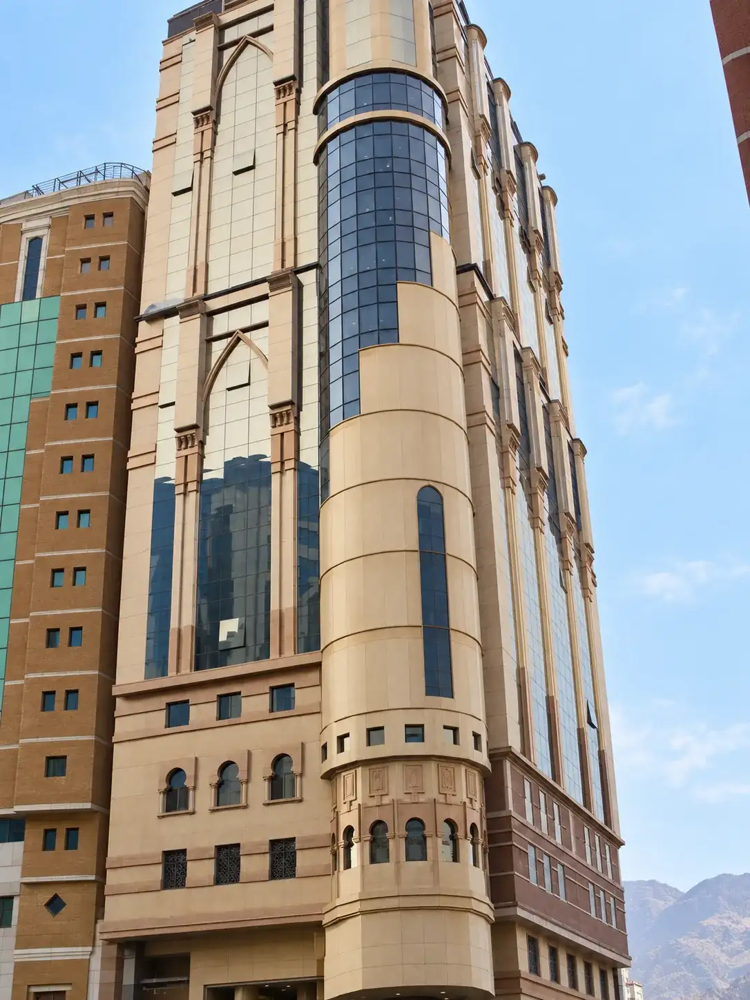 واجهة برج تجاري بزجاج عاكس وحجر