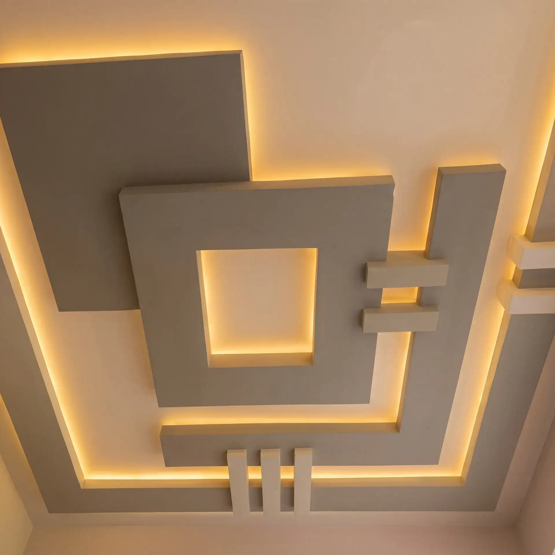سقف جبس بتصميم هندسي وإضاءة مخفية دافئة