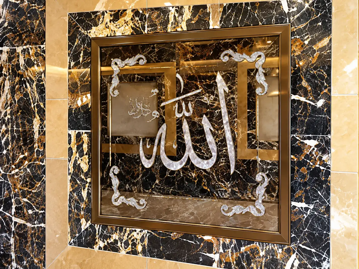 لوحة لفظ الجلالة على رخام أسود بإطار ذهبي