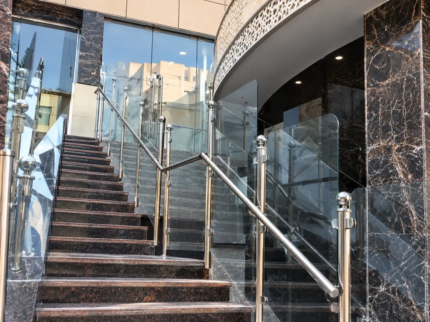 درابزين ستانلس ستيل وزجاج لدرج خارجي من الجرانيت