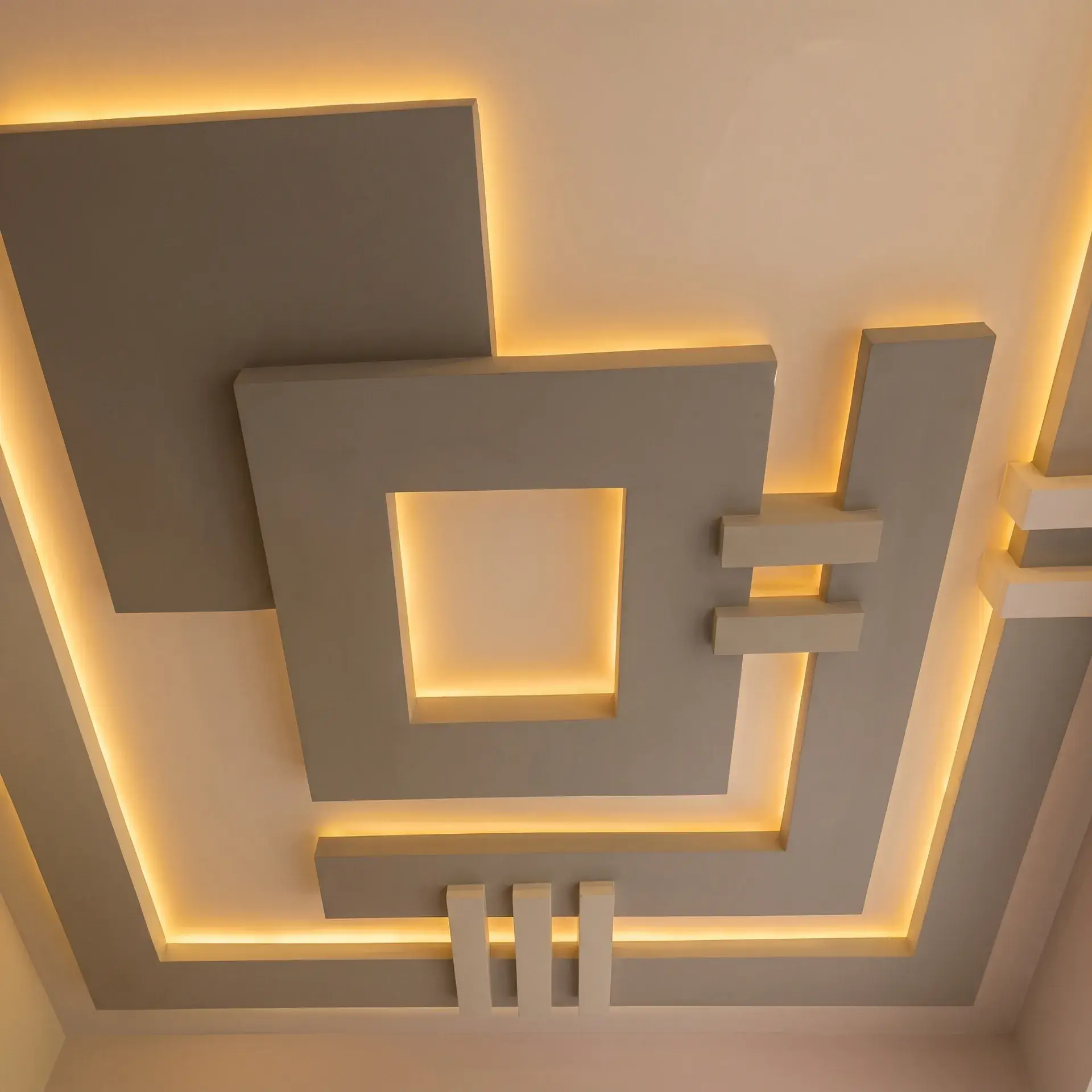 سقف جبس بتصميم هندسي وإضاءة مخفية دافئة